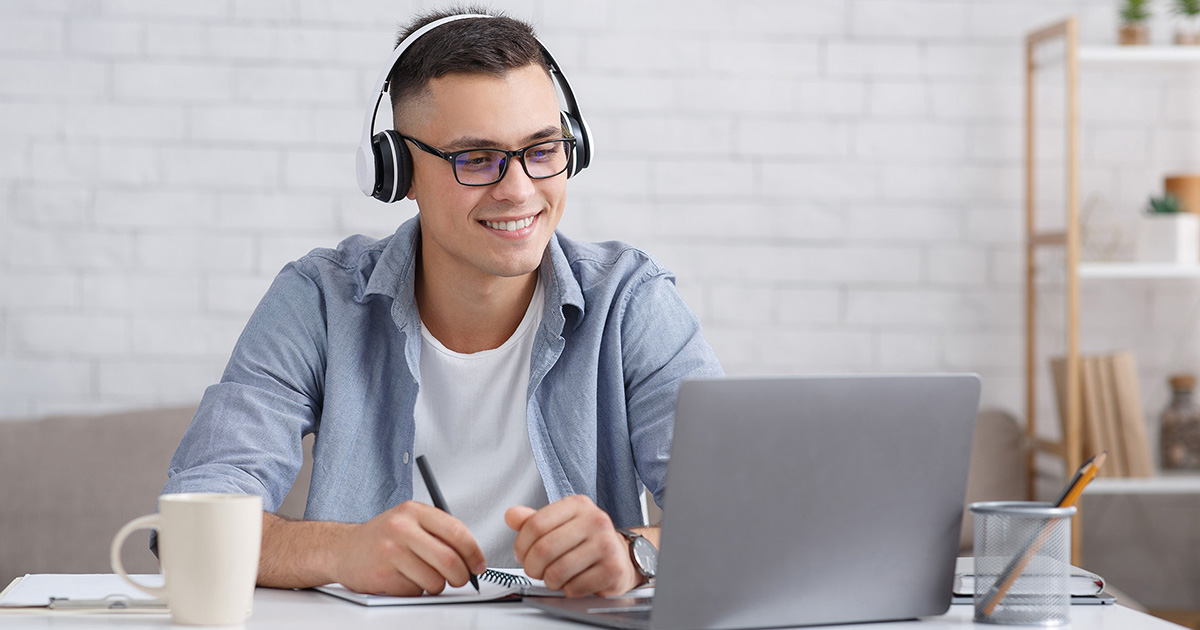 Hogyan érdemes online marketinget tanulni? Az online marketing tanuláshoz legyél kipihent, jegyzetelj, sajátítsd el a bemutatott gyakorlatot és szánj rá legalább napi 30 percet.