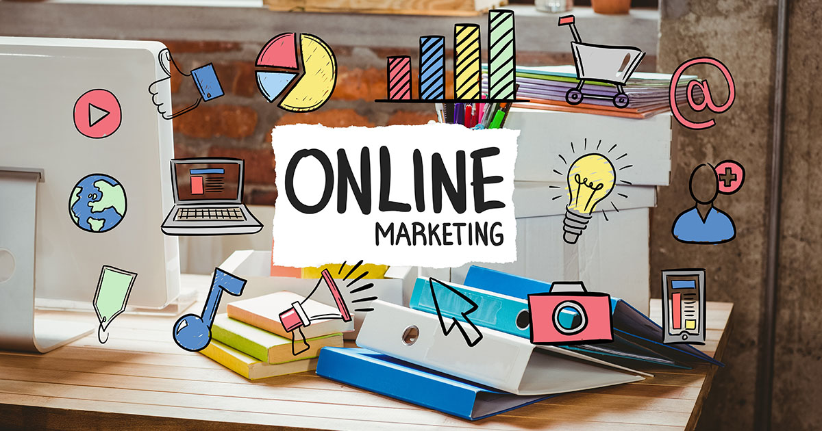 Irodai asztalon laptop és dossziék, a képen Online Marketing felirat és rajzolt marketing ikonok, melyek az online marketing rendszer elemei.