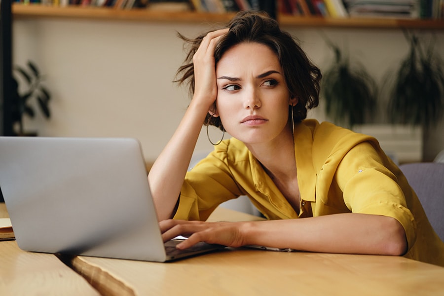 Bonyolult és nehezen érthető a digitális világ? Segít a kezdőknek szóló ingyenes online marketing képzés! A nő nem érti, hogy miként működik az online marketing, amiben segít neki az ingyenes online marketing képzés.